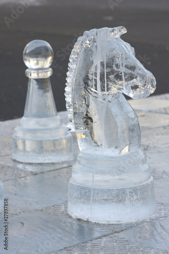 ледяные шахматные фигуры