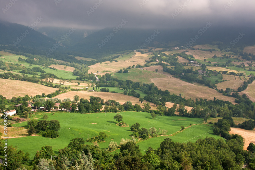 Landschaft in den Marken, Italien, mit Nebel am Horizont Landschaft in den Marken, Italien, mit Nebel am Horizont