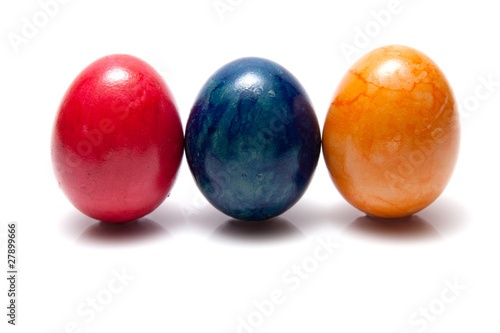 drei stehende farbige Eier auf weissem Hintergrund