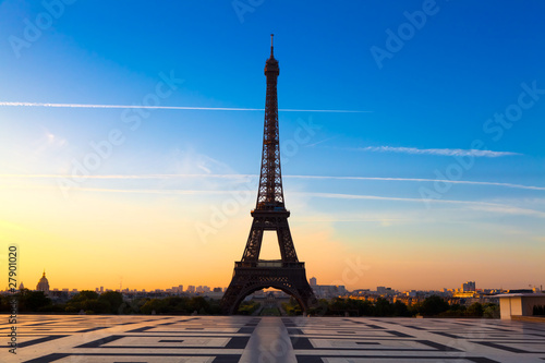 Eiffel Tower at Sunrise © INTERPIXELS