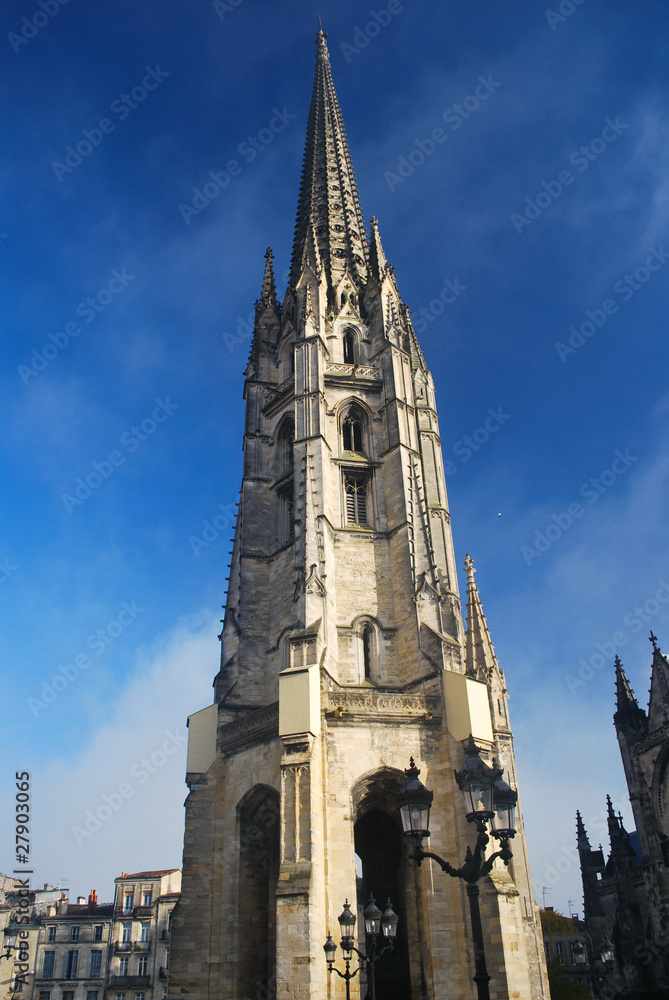 Au pied du clocher de la Basilique Saint Michel de Bordeaux
