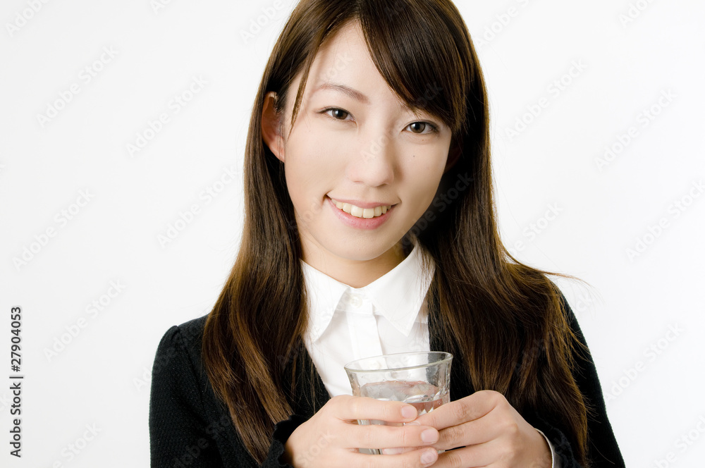 水を飲む女性社員 水を飲む女性社員