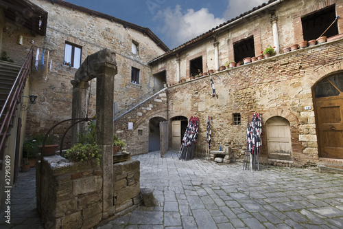 toscana san quirico d'orcia scorcio pozzo e bandiere photo