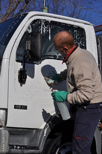 Spugna e shampoo per autocarro