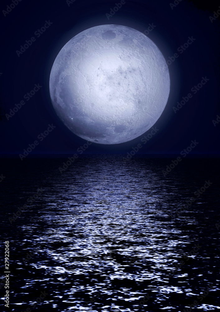 Obraz premium Full moon image with water