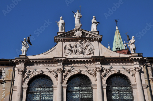 vicenza chiesa di san vincenzo fastigio statue