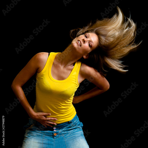 Photo danseuse avec les cheveux qui flottent