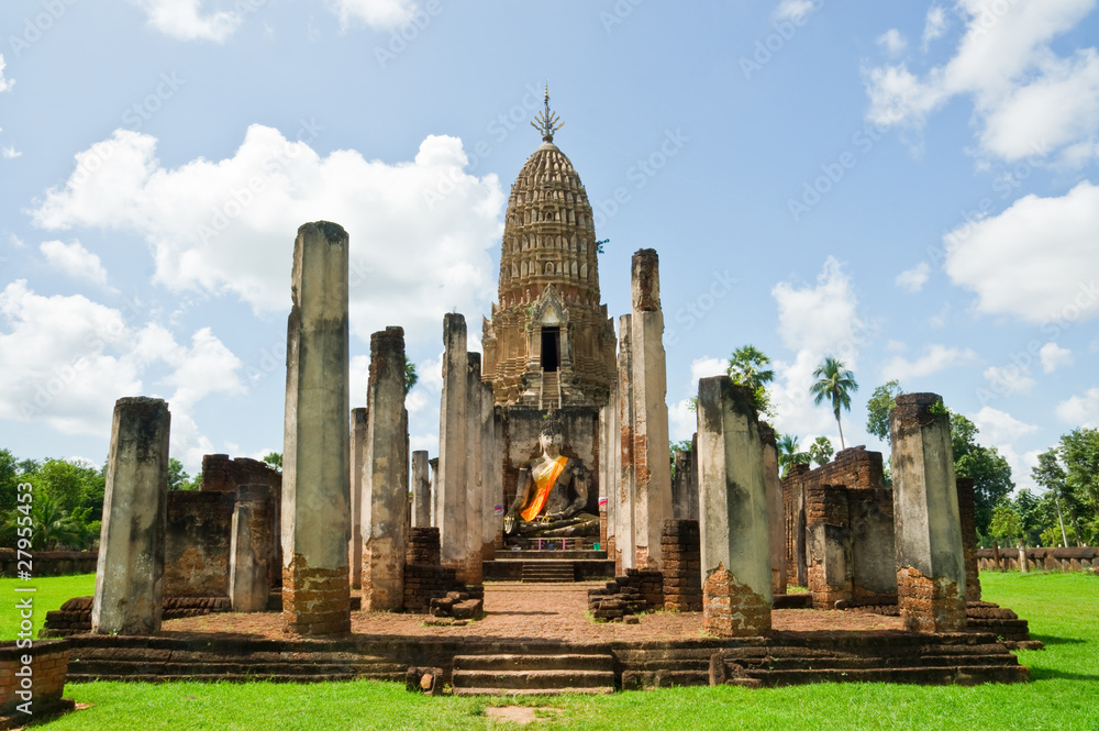 Obraz premium ancient seated buddha staue in the temple ruins of sukhothai in