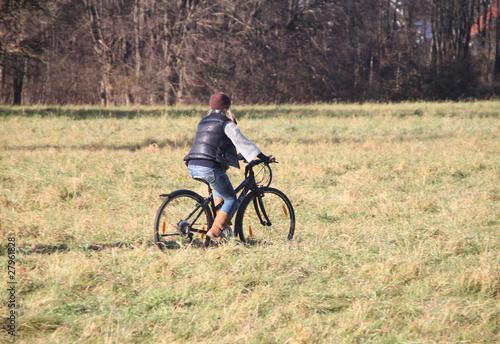 Goldener Herbst: junge Frau mit Fahrrad im Park