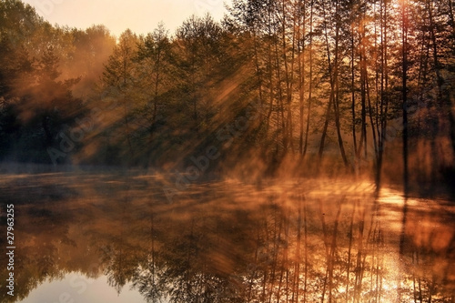 Reflection of the sun's rays in the lake © Anton Petrus