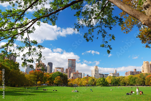 Fotografia New York City Central Park with cloud and blue sky