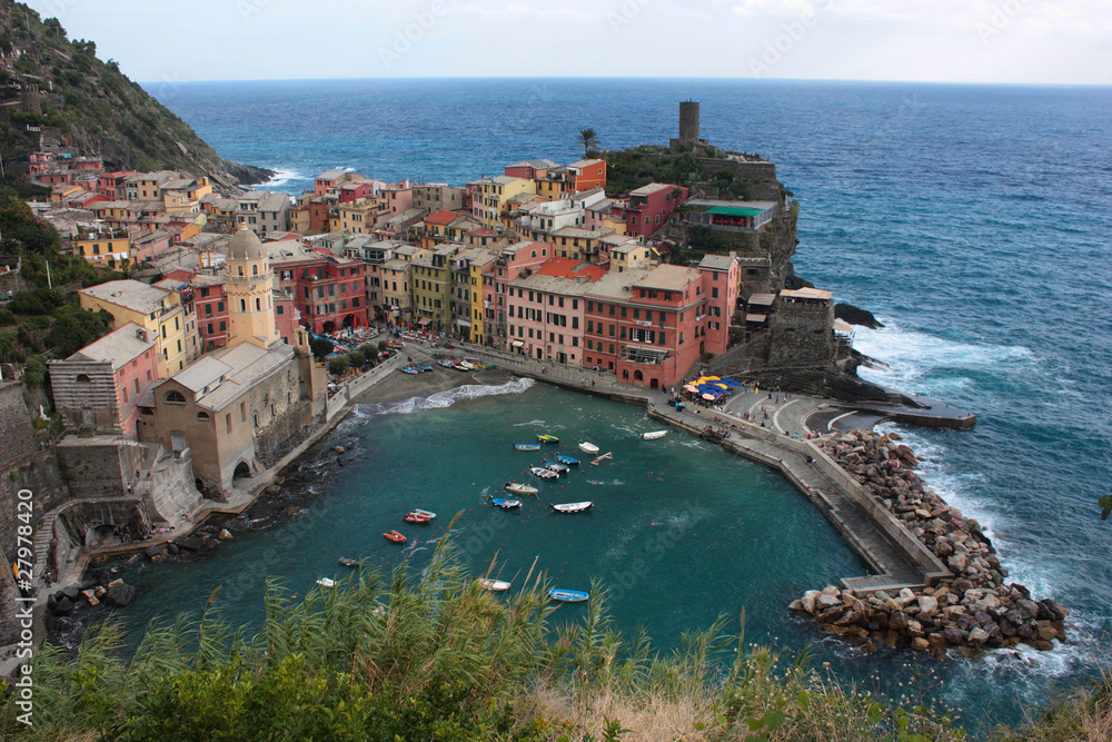 Italia - Veduta su Vernazza nelle Cinque Terre