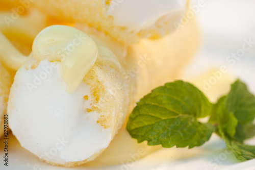 Cream roll with vanilla cream
