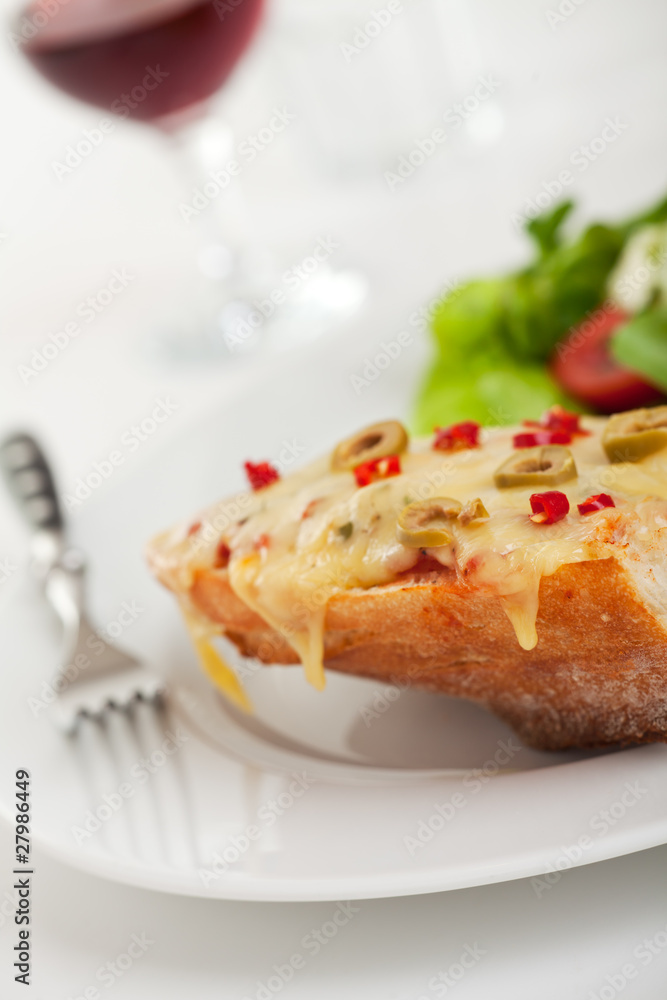 Überbackenes Käsebaguette Überbackenes Käsebaguette