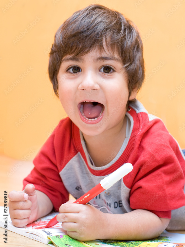 Foto Stock Bambino Che Colora Adobe Stock foto-stock-bambino-che-colora-adobe-stock