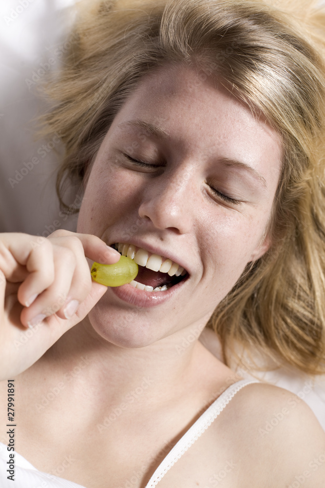 Mädchen isst mit genuss eine Weintraube 4 Mädchen isst mit genuss eine Weintraube 4