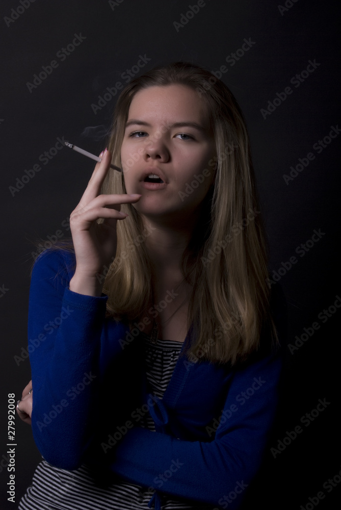 Fototapeta premium smoking girl