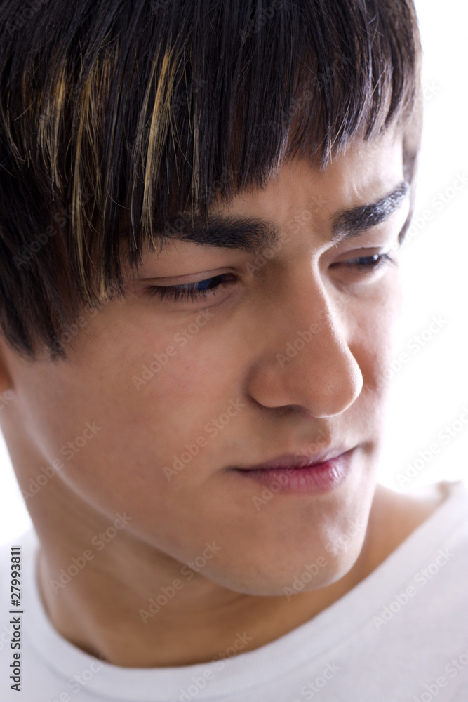 junger Mann blickt nachdenklich