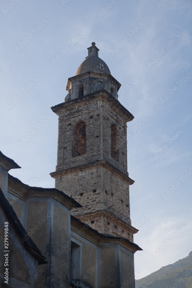 Clocher de l'église du village de Pietracorbara en Corse