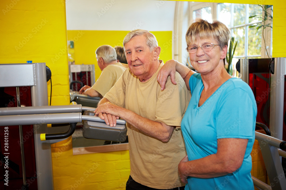 Fototapeta premium Seniorenpaar im Fitnesscenter