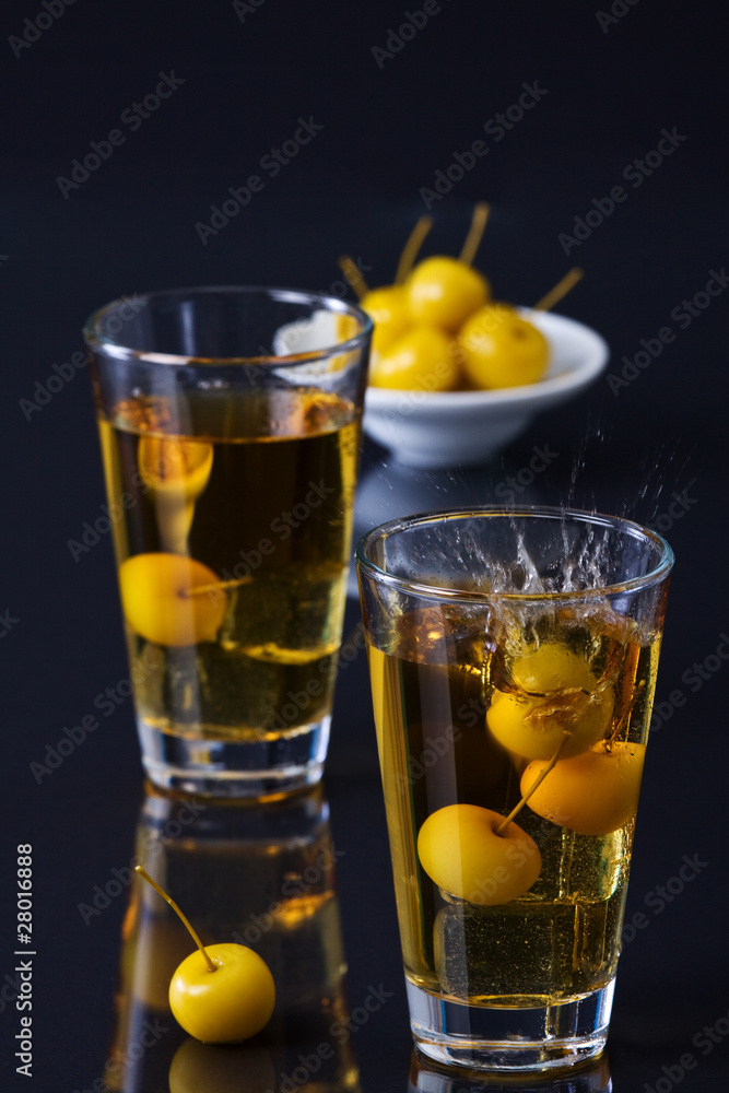 Apfel fällt in Saft Apfel fällt in Saft