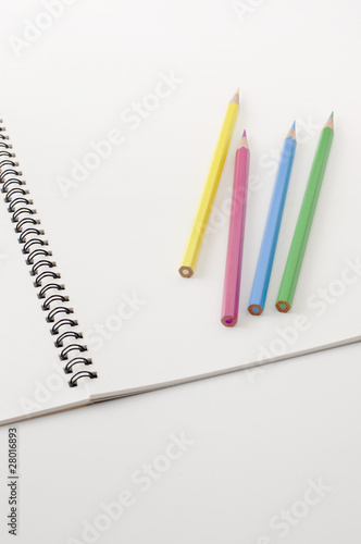 スケッチブックの上に置かれた色鉛筆