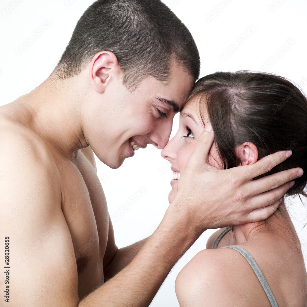 jeune homme amoureux en couple jeune homme amoureux en couple