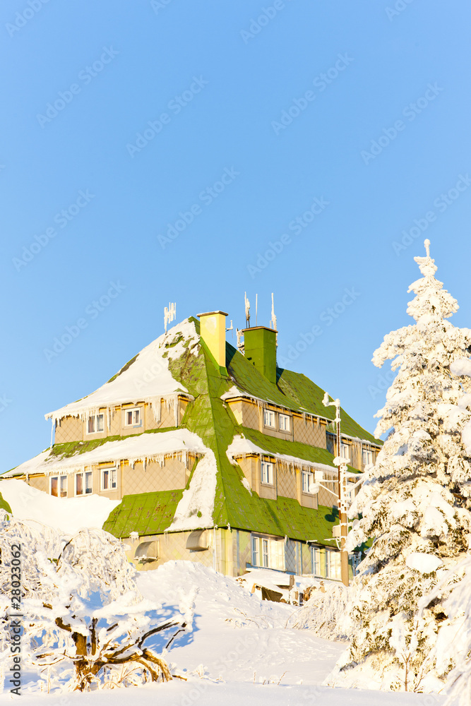 Obraz premium Masarykova Cottage, Orlicke Mountains in winter, Czech Republic