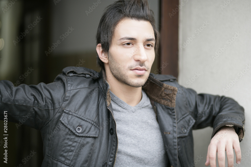 Fototapeta premium junger Mann an der Tür
