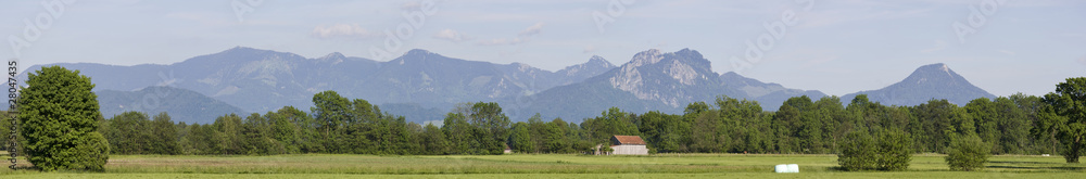 panorama mit blick zum heuberg in oberbayern