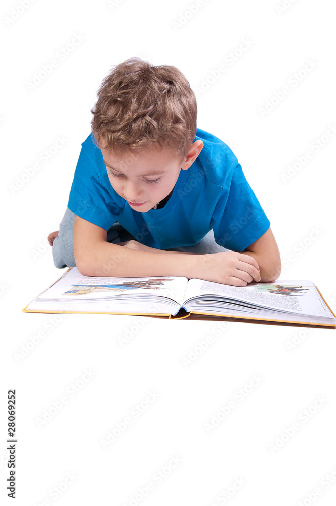 Мальчик читает вид сверху. Как мальчик читает. Мальчик читает на Поляне.