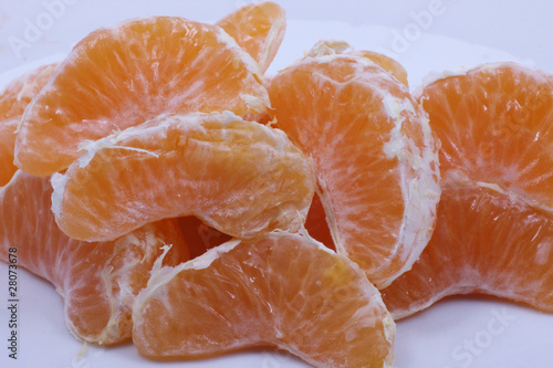 mandarinen geschält und auf weißen teller