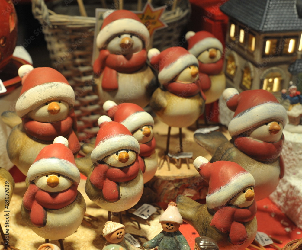 Auf dem Weihnachtsmarkt, Weihnachtsmannfiguren im Angebot