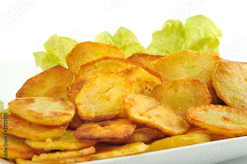 Frische Bratkartoffeln mit salat - freisteller