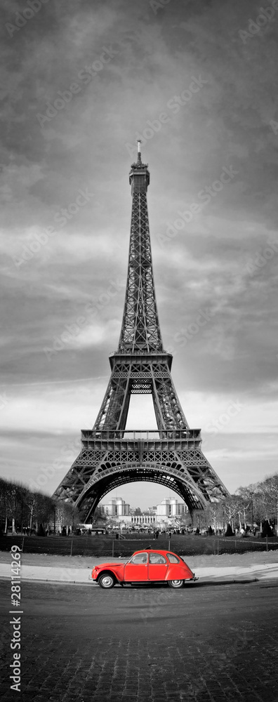 Tour Eiffel et voiture rouge- Paris