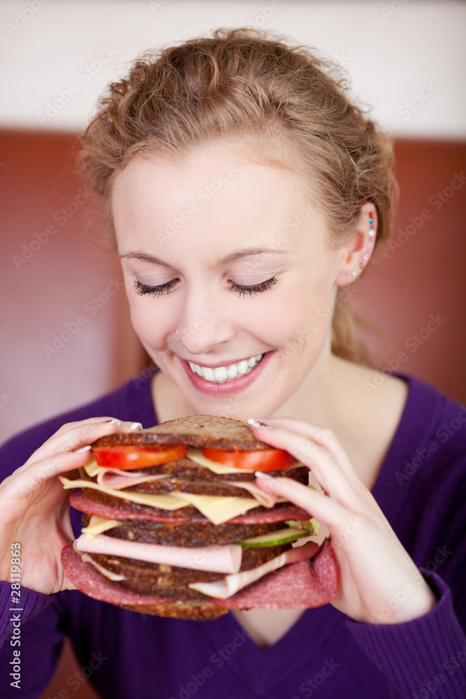 junge frau mit großem hunger