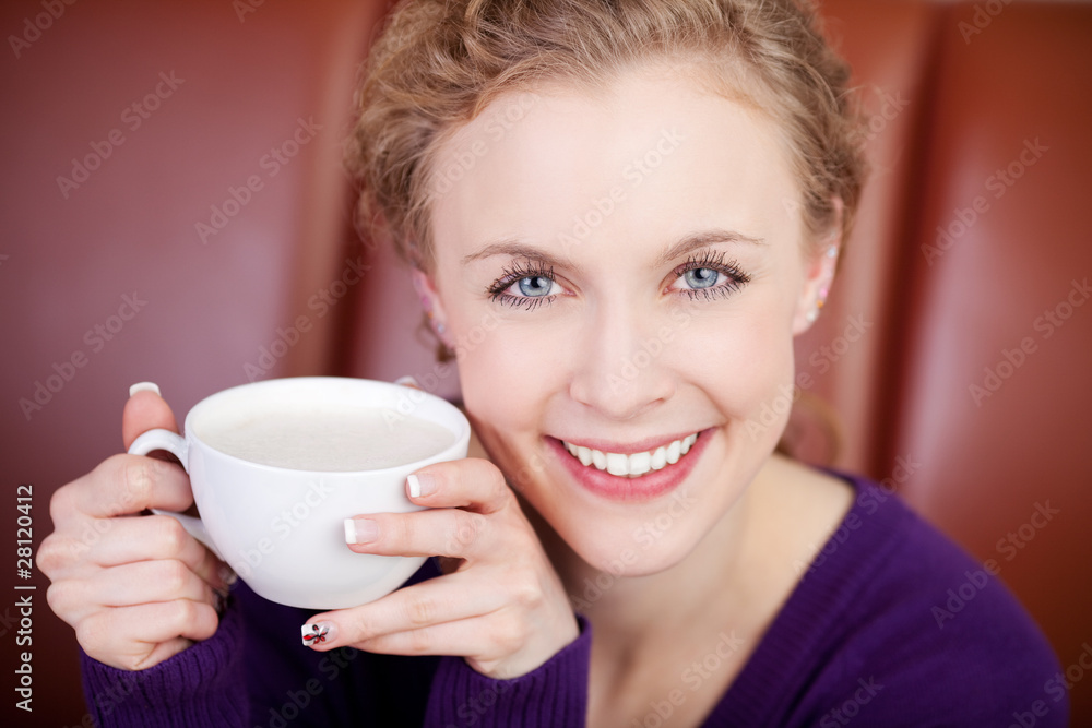 blonde frau trinkt cappuccino blonde frau trinkt cappuccino