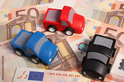 modellini auto su banconote euro photo