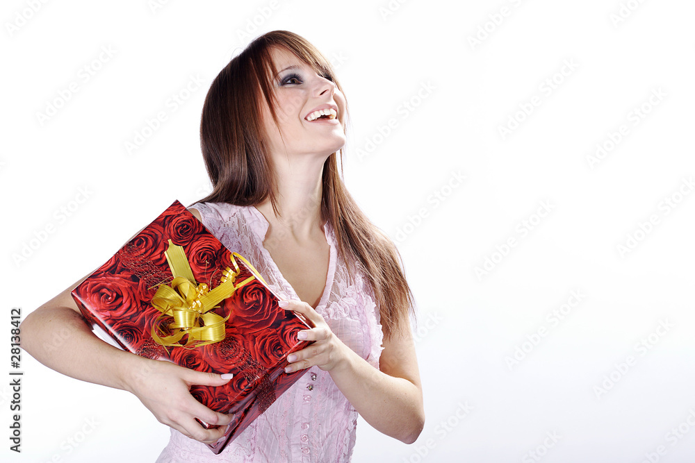 Junge Frau mit Geschenk lacht in die Ferne Porträt Junge Frau mit Geschenk lacht in die Ferne Porträt