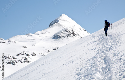 montañero en la montaña nevada