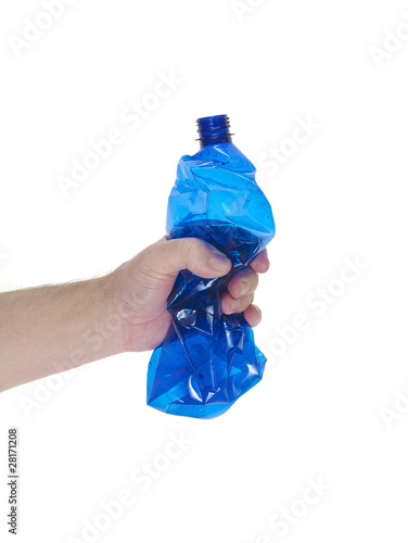 mani che schiacciano una bottiglia di plastica blu