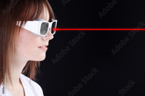 Frau mit Schutzbrille und Laserstrahl Porträt photo