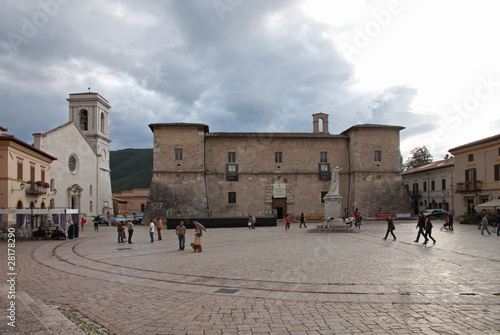 Norcia, piazza S. Benedetto e La Castellina, Italia