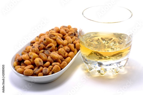 Copa de whisky y tapa de maíz frito