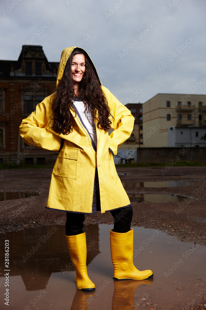 Fototapeta premium Frau im Regenmantel