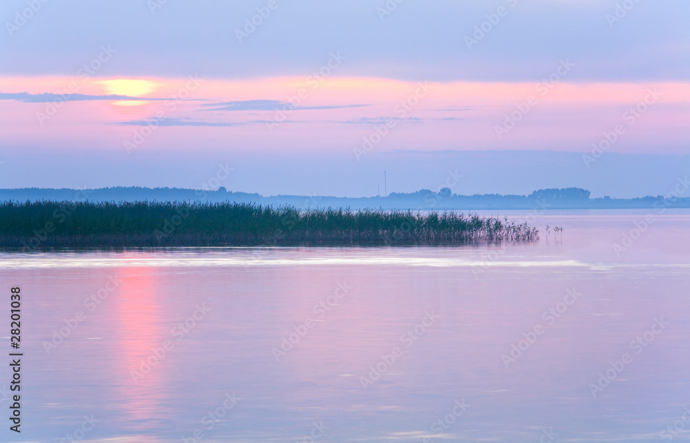 Obraz premium Lake sunset hazy view