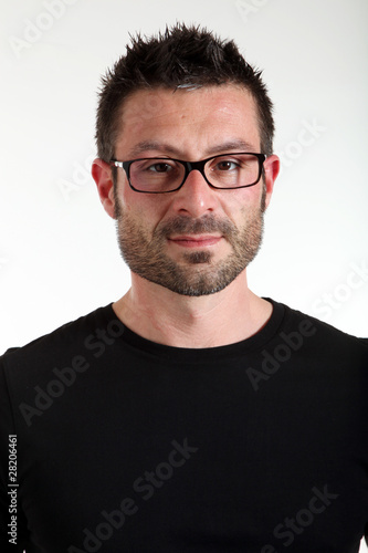 Valokuva homme brun lunettes fond blanc