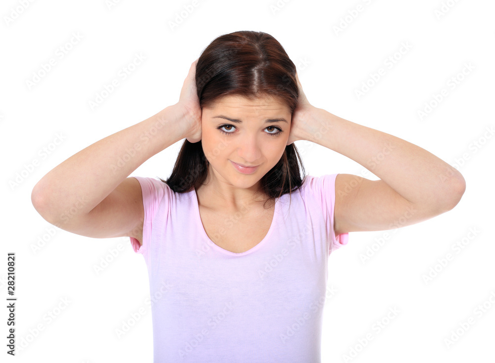 Attraktives Mädchen hält sich die Ohren zu Attraktives Mädchen hält sich die Ohren zu