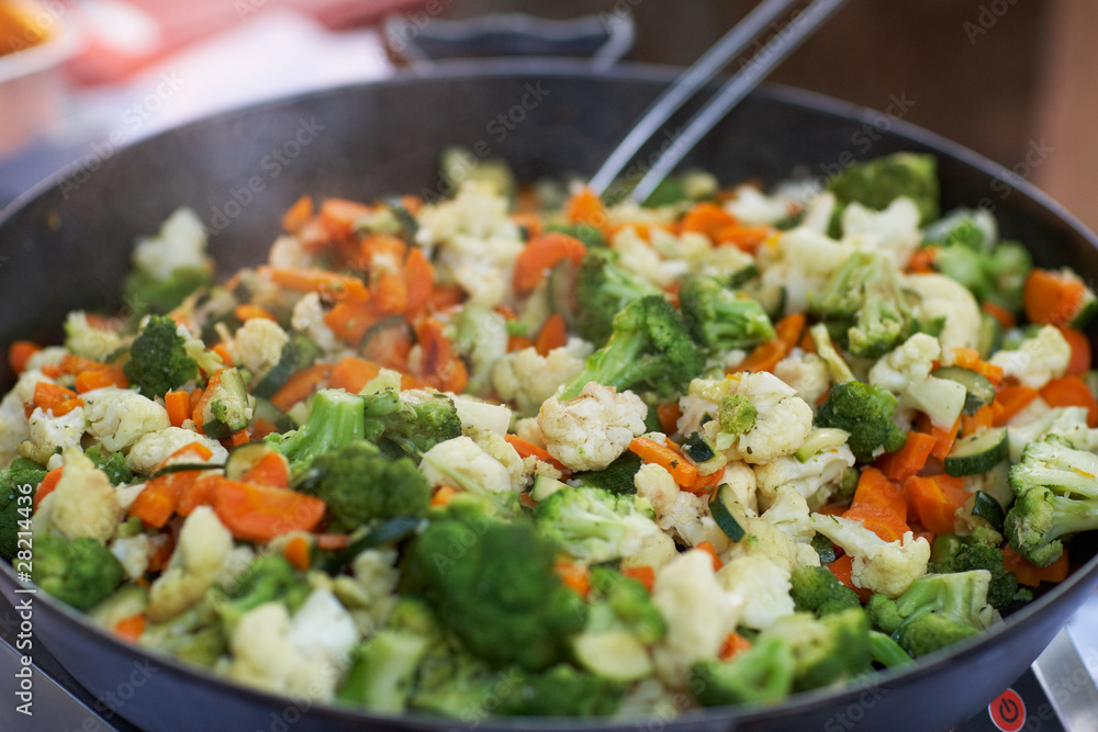 Gemüsepfanne Stock-Foto | Adobe Stock