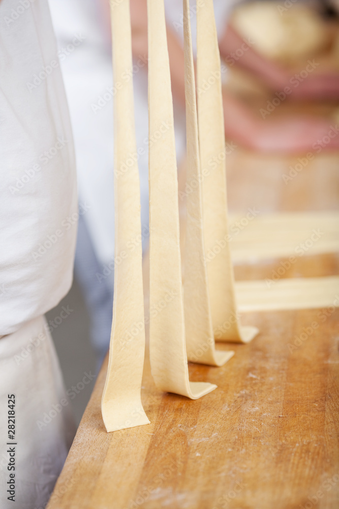 bäcker bereitet brezeln vor bäcker bereitet brezeln vor